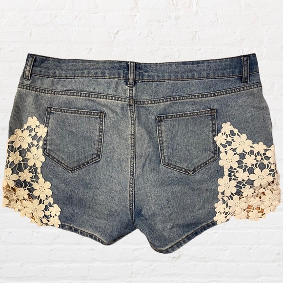 ☀️ASOS Curve Crochet Lace Sided Denim Shorts Size 14 - Picture 4 of 8
